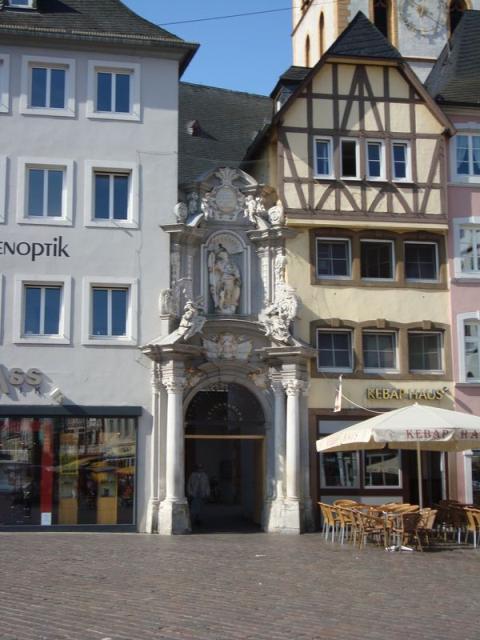 Hauptmarktplatz, entry of Skt Gandolf church behind