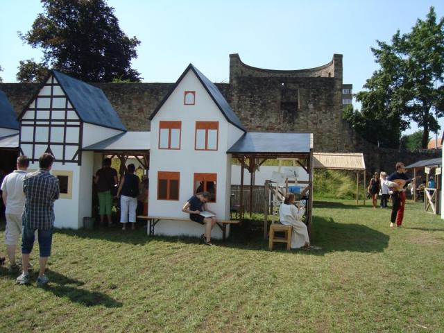 Life in Trier 1539, reconstitution house workshop with children, differents shops and beruf in old time