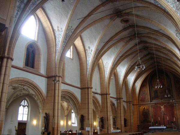 St Gandolf, inside